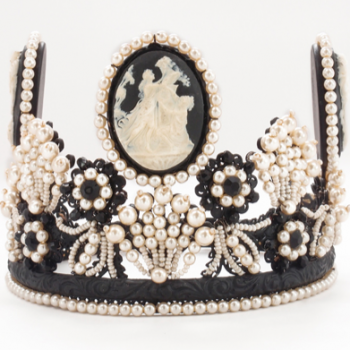 Crown, black cameo & pearl